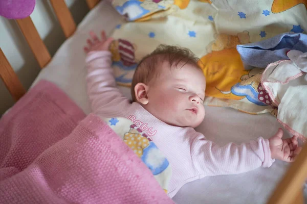 Pasgeboren Baby Slapen Thuis Bed — Stockfoto