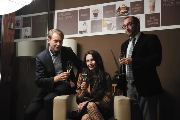 Portrait Trois Personnes Tenant Des Verres Champagne Appréciant Fête — Photo