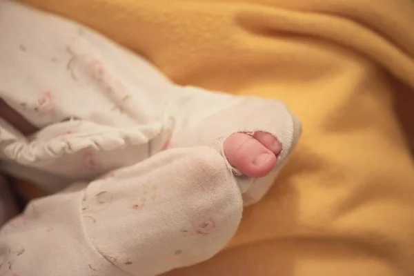 Mes Bebé Recién Nacido Durmiendo Cama —  Fotos de Stock