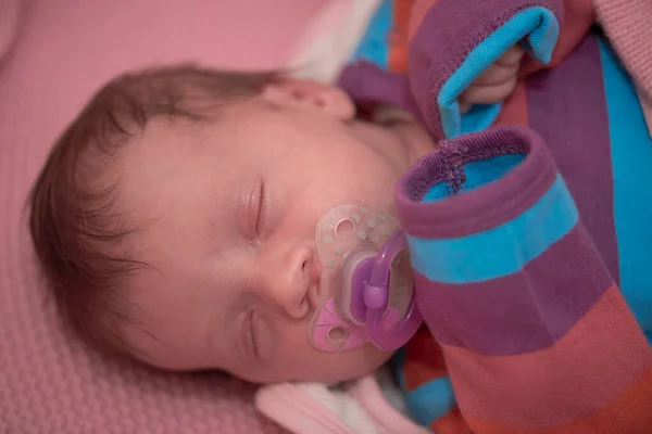 Ein Monat Neugeborenes Schläft Bett — Stockfoto