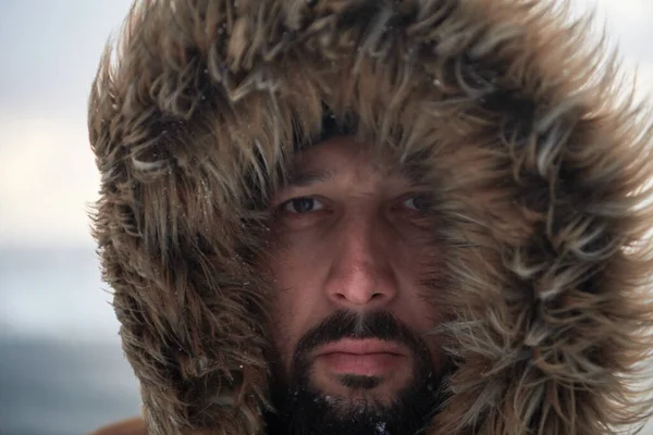 Kışın Fırtınalı Havada Sıcak Kürk Ceket Giyen Bir Adam — Stok fotoğraf