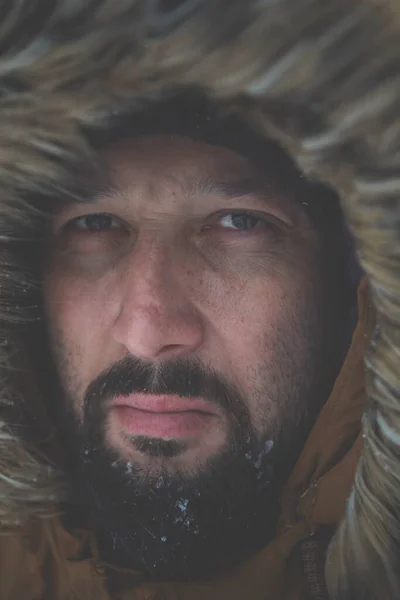 Kışın Fırtınalı Havada Sıcak Kürk Ceket Giyen Bir Adam — Stok fotoğraf