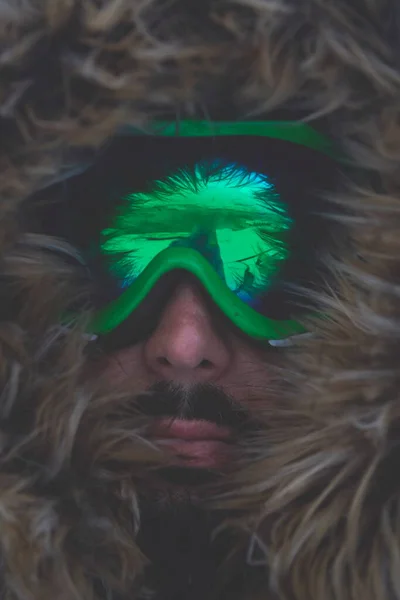 Mężczyzna Zimie Burzliwą Pogodę Ciepłej Kurtce Futerkowej — Zdjęcie stockowe
