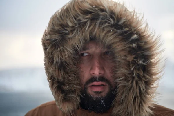 Человек Зимой Бурную Погоду Теплой Меховой Куртке — стоковое фото
