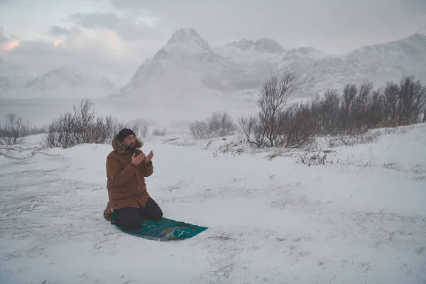 Μουσουλμάνος Ταξιδιώτης Προσεύχεται Κρύα Χιονισμένη Μέρα Του Χειμώνα — Φωτογραφία Αρχείου