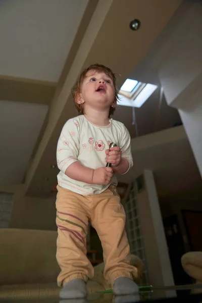 Очаровательная Красивая Маленькая Девочка Играет Игрушками Дома — стоковое фото