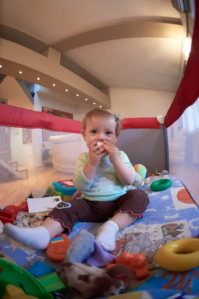 携帯電話のベッドで遊んでる可愛い赤ちゃん — ストック写真