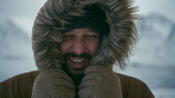 Άντρας Χειμώνα Θυελλώδη Καιρό Φορώντας Ζεστό Γούνινο Μπουφάν — Φωτογραφία Αρχείου