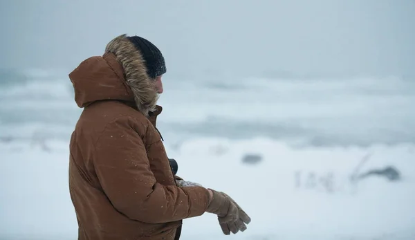 Человек Зимой Бурную Погоду Теплой Меховой Куртке — стоковое фото