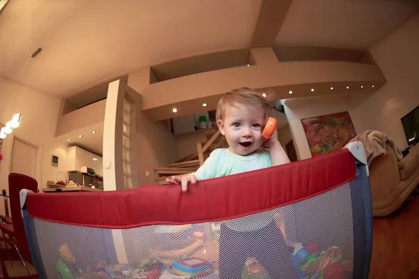 Милый Маленький Ребенок Играющий Подвижной Кровати — стоковое фото