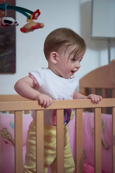 かわいい1歳の赤ちゃんとベッドで最初の一歩を踏み出す — ストック写真