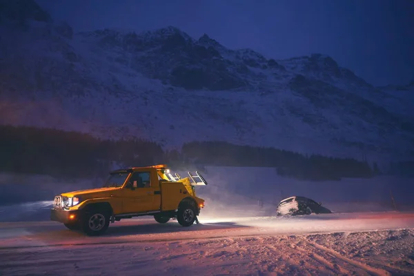 Автомобиль Буксируют После Аварии Время Снежной Бури — стоковое фото