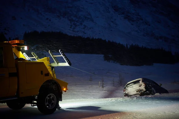 Auto Wird Nach Unfall Bei Schneesturm Abgeschleppt — Stockfoto