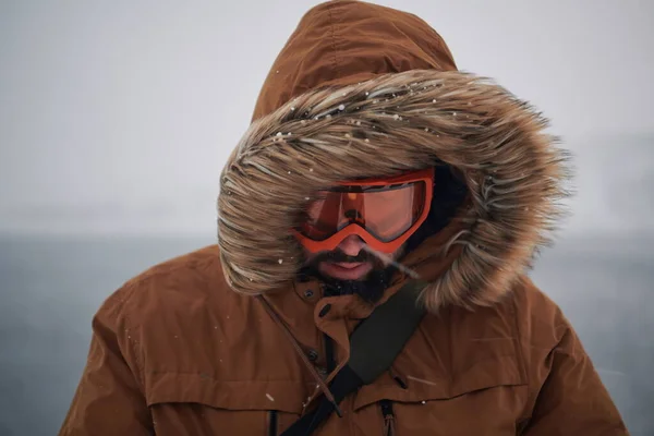 Άντρας Χειμώνα Θυελλώδη Καιρό Φορώντας Ζεστό Γούνινο Μπουφάν — Φωτογραφία Αρχείου