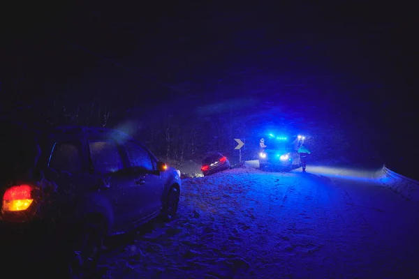 Kaygan Kış Yolunda Gece Araba Kazası — Stok fotoğraf