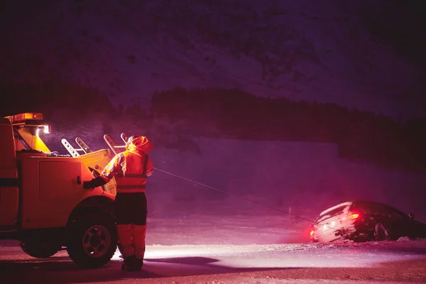 Auto Wird Nach Unfall Bei Schneesturm Abgeschleppt — Stockfoto