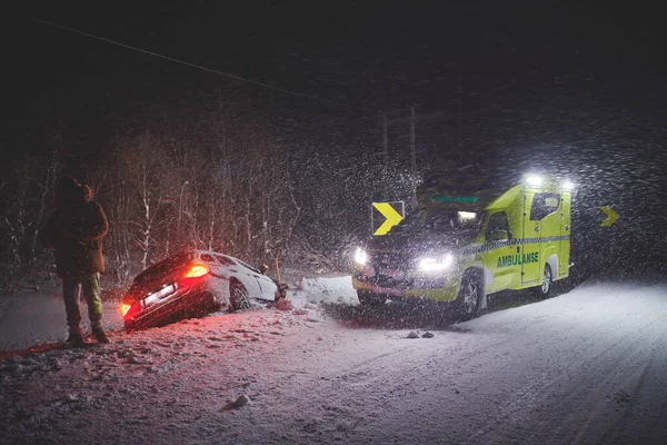 Автомобільна Аварія Слизькій Зимовій Дорозі Вночі — стокове фото