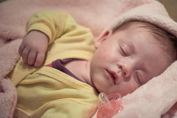 Neugeborenes Schläft Hause Bett — Stockfoto
