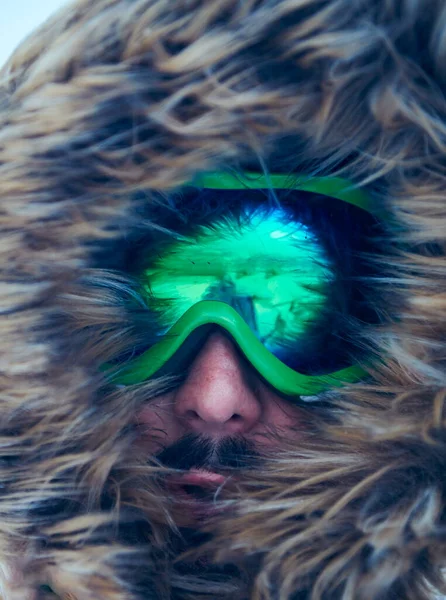 Muž Zimě Bouřlivém Počasí Sobě Teplé Kožešinové Sako — Stock fotografie