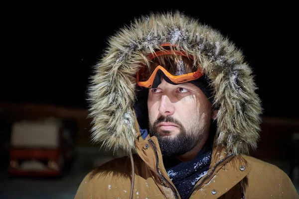 Άντρας Χειμώνα Θυελλώδη Νύχτα Φορώντας Ζεστό Γούνινο Μπουφάν — Φωτογραφία Αρχείου
