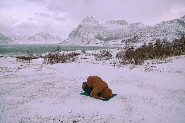 Мусульманский Путешественник Молится Холодный Снежный Зимний День — стоковое фото