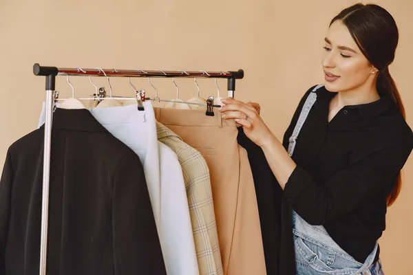 Frau Einem Atelier Mit Vielen Kleidern — Stockfoto