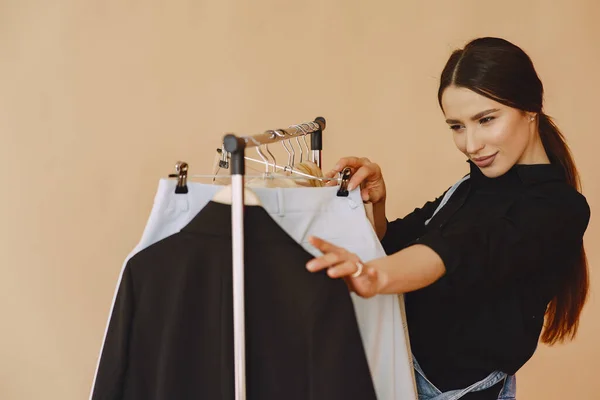 Junge Frau Einem Atelier Mit Vielen Kleidern — Stockfoto