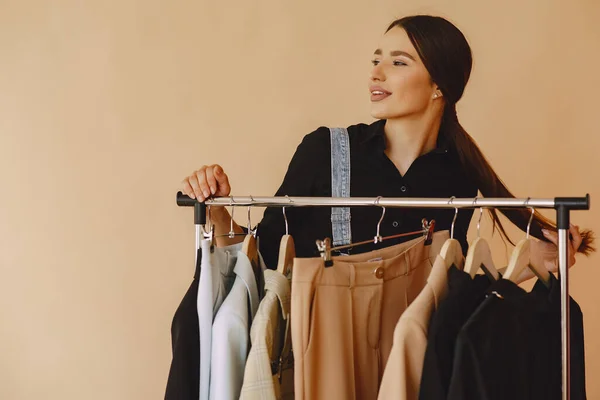 Frau Einem Atelier Mit Vielen Kleidern — Stockfoto
