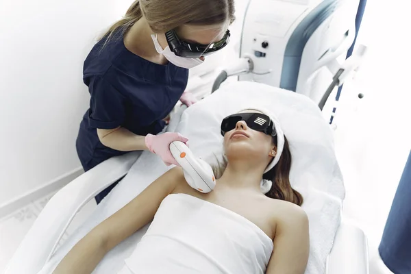 Kobieta Studiu Kosmetologii Laserowej Depilacji — Zdjęcie stockowe
