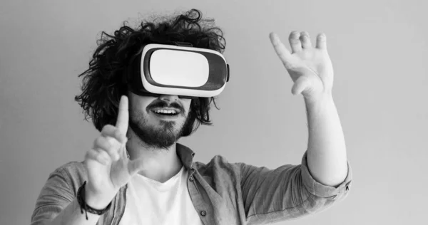 Mladý Muž Pomocí Headset Brýle Virtuální Reality — Stock fotografie