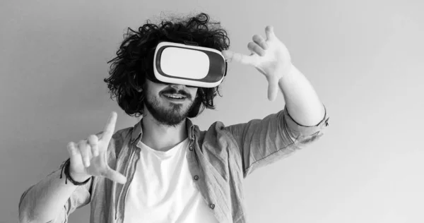 Hombre Usando Gafas Realidad Virtual — Foto de Stock