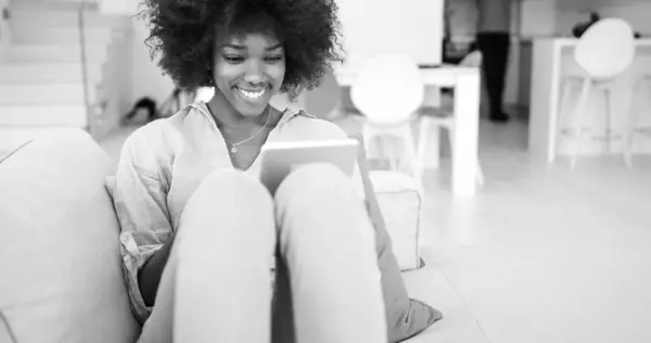 Αφρικανική Αμερικανική Γυναίκα Στο Σπίτι Χρησιμοποιώντας Ψηφιακό Tablet — Φωτογραφία Αρχείου