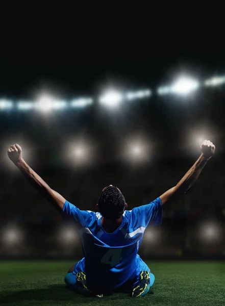 Piłkarz Przed Dużym Nowoczesnym Stadionem Rozbłyskami Światłami — Zdjęcie stockowe