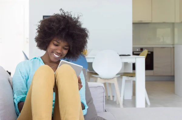 African American Vrouw Thuis Met Behulp Van Digitale Tablet — Stockfoto