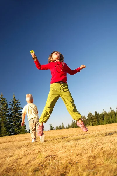 Mutlu Çocuk Doğada Zıplıyor — Stok fotoğraf