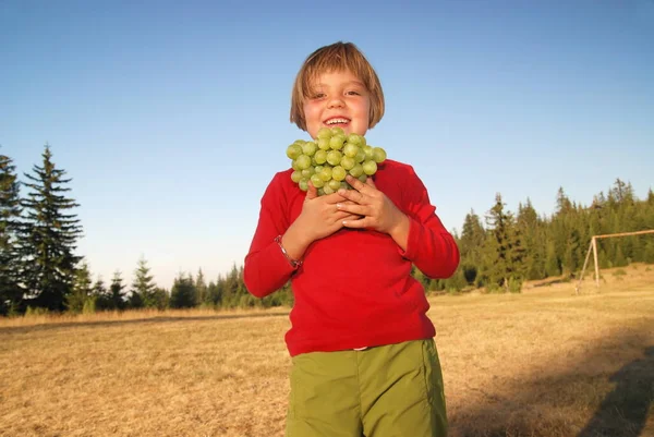 Gadis Bahagia Dengan Anggur Luar — Stok Foto