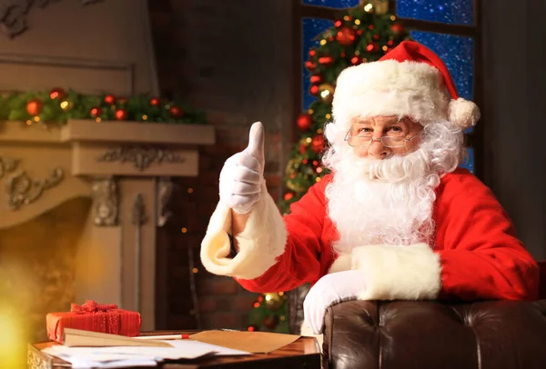Der Weihnachtsmann Steht Mit Erhobenem Daumen Wohndekoration — Stockfoto