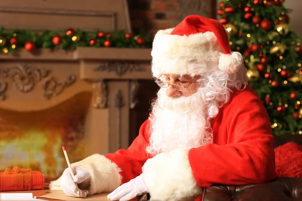 サンタ クロース クリスマスの手紙に答えるの肖像画 — ストック写真
