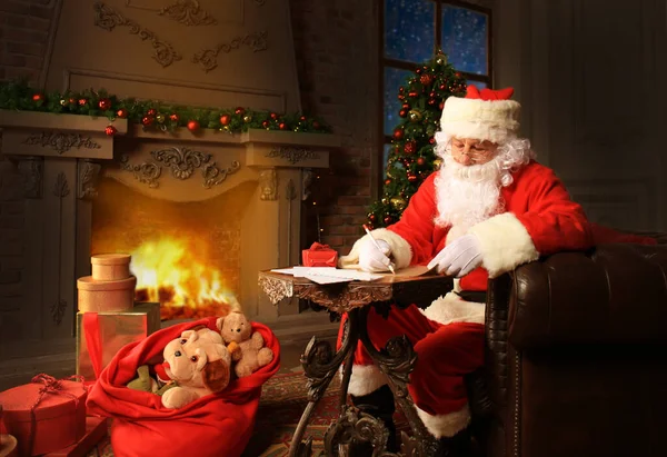Portrait Santa Claus Answering Christmas Letters — Stock Photo, Image