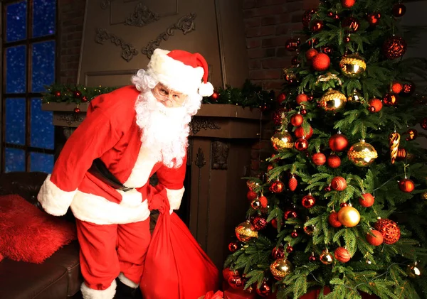 Święty Mikołaj Przyniesie Worek Prezenty Boże Narodzenie — Zdjęcie stockowe