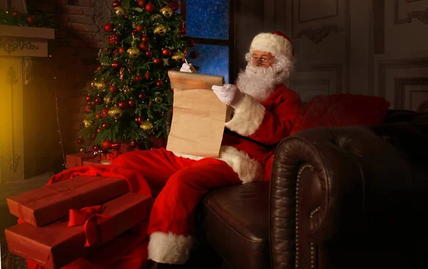 Retrato Papá Noel Feliz Sentado Habitación Casa Cerca Del Árbol —  Fotos de Stock