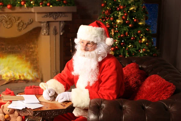 Retrato Papai Noel Respondendo Cartas Natal — Fotografia de Stock