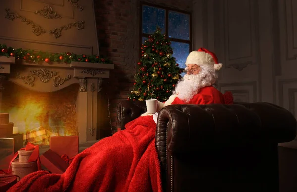 Noel Baba Evdeki Şöminenin Yanındaki Rahat Koltukta Dinleniyor — Stok fotoğraf