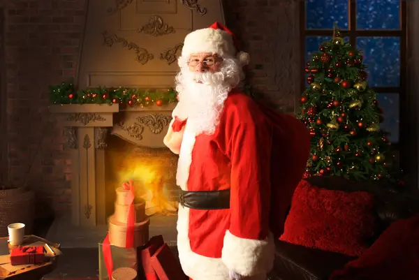 Santa Claus Gazdaság Szállító Zsák Ajándékok Kicsiknek — Stock Fotó