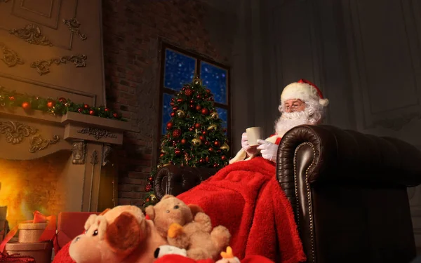 Santa Claus Descansando Una Silla Cómoda Cerca Chimenea Casa — Foto de Stock