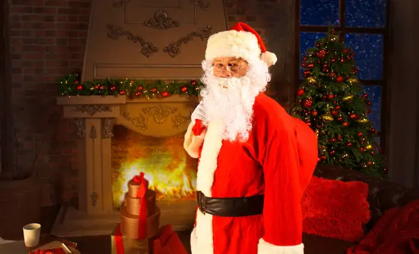 Santa Claus Dragende Zak Met Giften Voor Jonge Geitjes Houden — Stockfoto