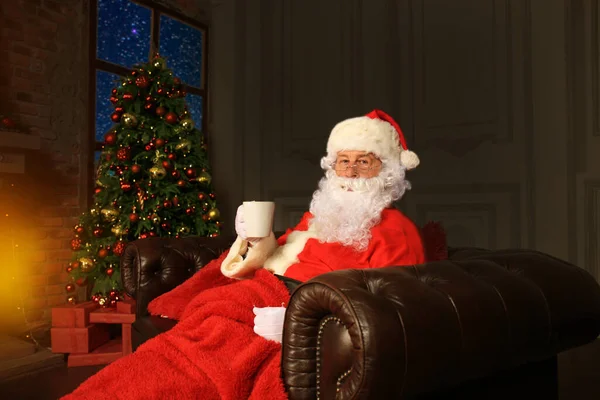 Papai Noel Tendo Descanso Uma Cadeira Confortável Perto Lareira Casa — Fotografia de Stock