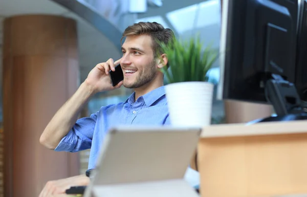 Empresário Sorridente Sentado Usando Telefone Celular Escritório — Fotografia de Stock