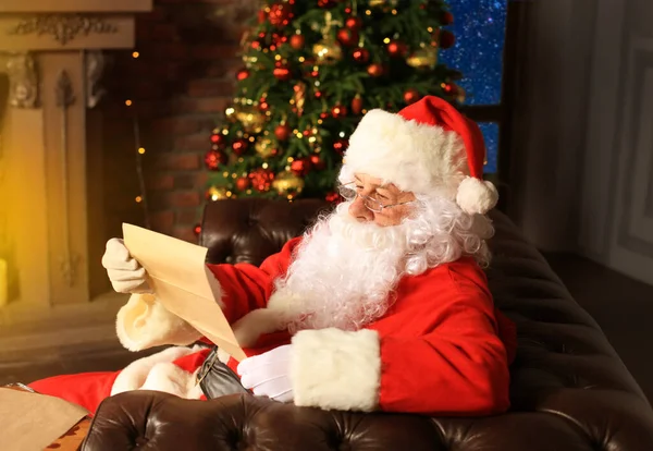 Portret Szczęśliwego Mikołaja Siedzącego Pokoju Obok Choinki Czytającego List Świąteczny — Zdjęcie stockowe