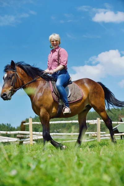 Gelukkige Vrouw Paard — Stockfoto